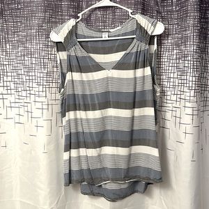 Sleeveless top with elastic details at the shoulder in white, gray and blue.